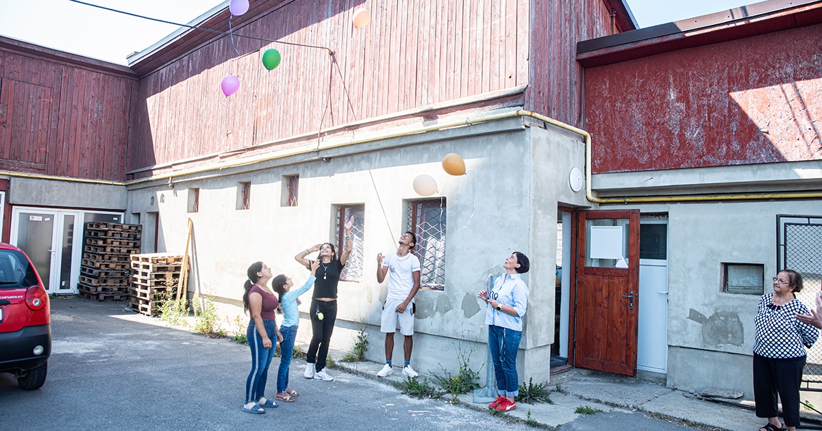 Csíksomlyói roma fiataloknak biztosít munkát a Right Egyesület varrodája